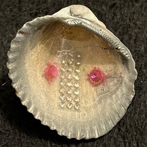 Chic Shell Brooch with Pink and Silver Details